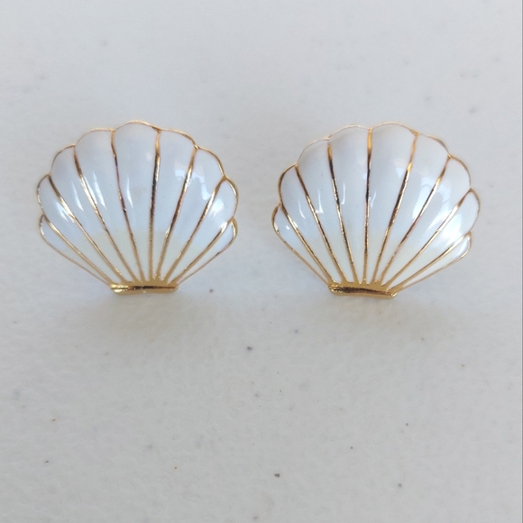 Vintage Monet Gold Trim Enamel Sea Shell Clip On Earrings From 1980’s - Picture 1 of 6
